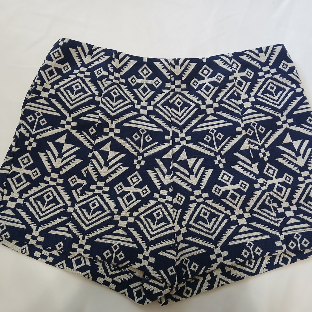 Gianni Bini Blue and White Geometric Skorts